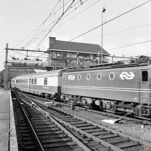 883128 Afbeelding van de electrische locomotief nr. 1124 (serie 1100) van de N.S. met een T.E.E. bij vertrek uit het ...